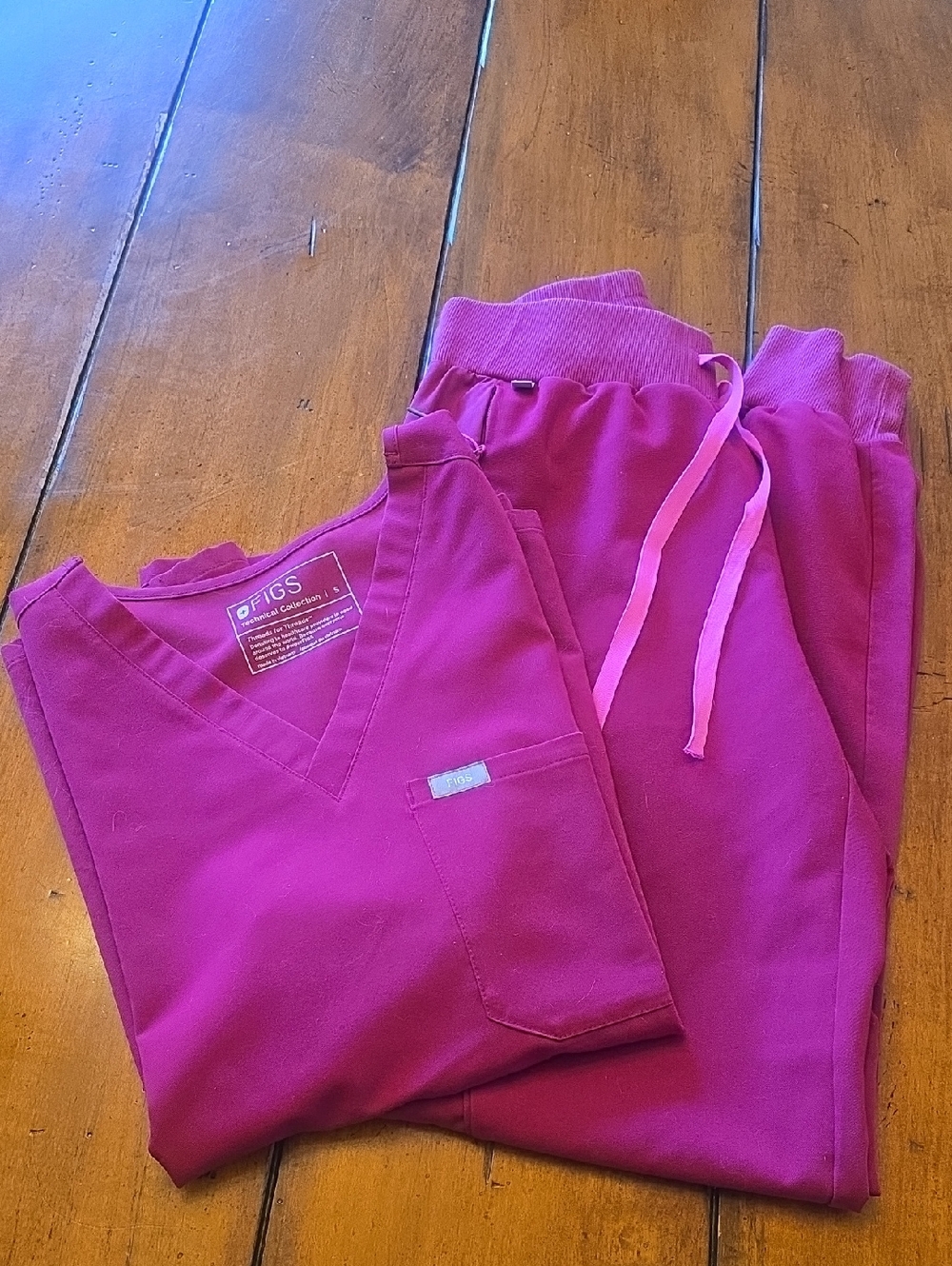 Figs V-neck Scrub Set in Magenta
